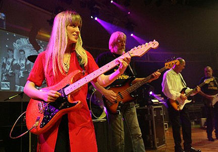 Zoe playing with the Spotnicks